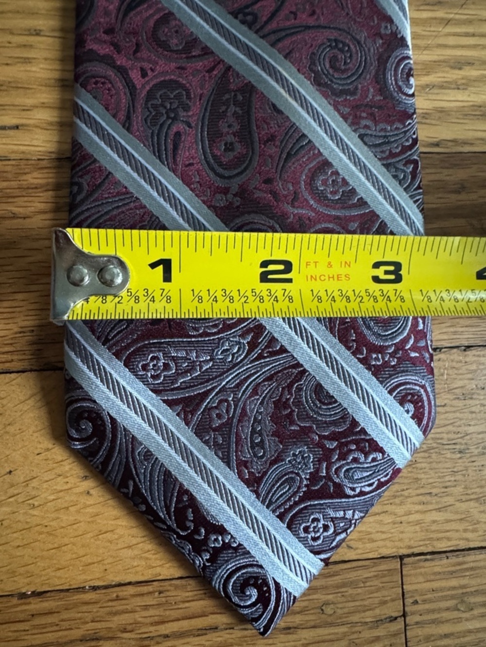 Sleek Pronto Uomo Burgundy Paisley Tie with Silver Stripes - Picture 6 of 6